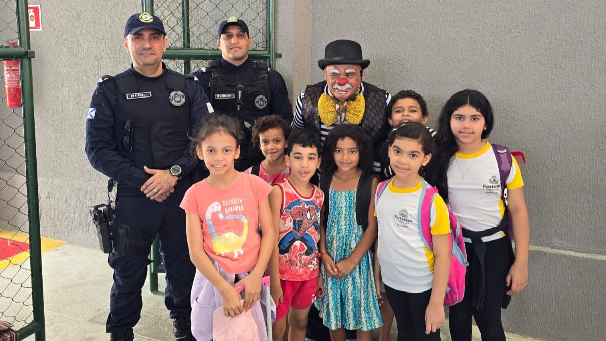 grupo de pessoas posa para a foto